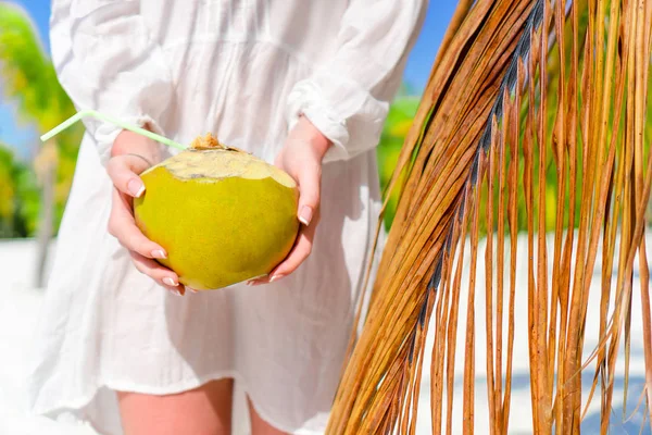 Ung kvinna dricka kokosmjölk varm dag på stranden — Stockfoto