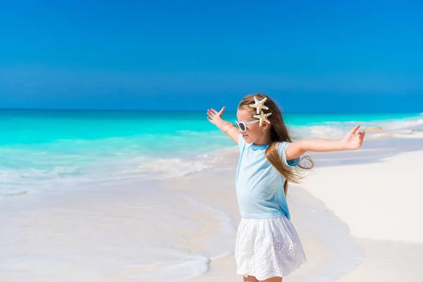 Bedårande liten flicka promenader längs karibiska stranden — Stockfoto