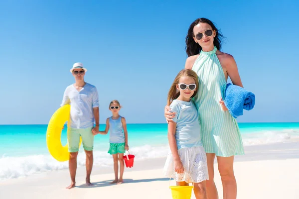 Família bonita feliz de quatro em umas férias de praia tropicais — Fotografia de Stock