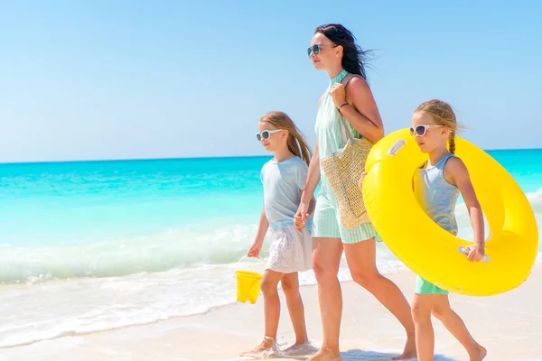 Чарівні маленькі дівчата і молода мати на білому пляжі — стокове фото