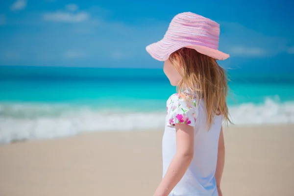 Entzückendes kleines Mädchen, das am weißen karibischen Sandstrand spaziert — Stockfoto