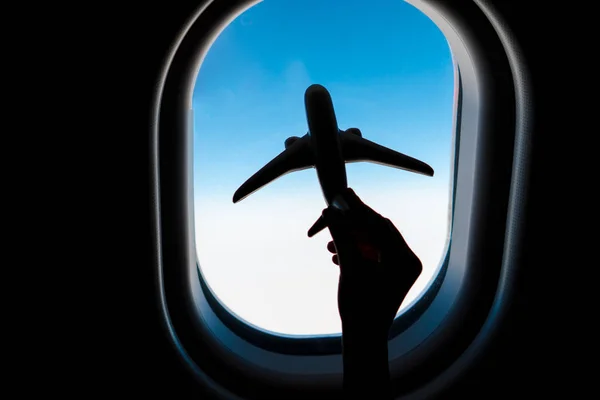 Silhouette eines Flugzeugmodells Spielzeug Hintergrund Flugzeug Fenster — Stockfoto