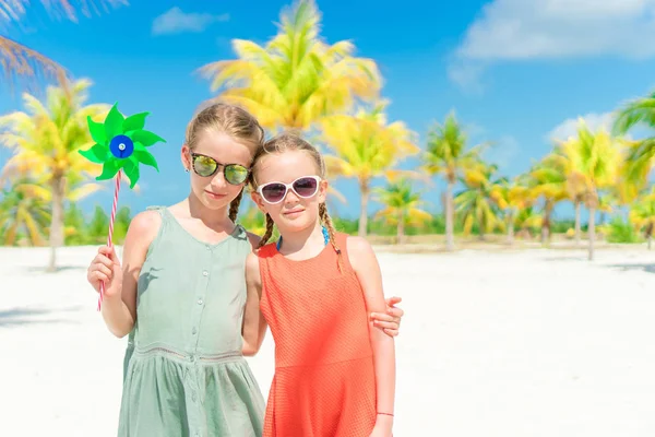 Очаровательные маленькие девочки во время летних тропических каникул — стоковое фото
