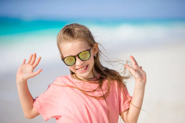 Porträt eines entzückenden kleinen Mädchens am Strand während der Sommerferien — Stockfoto