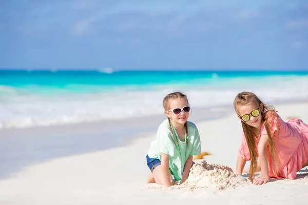 Rozkošné malé děti hrát s pískem na pláži s bílým — Stock fotografie