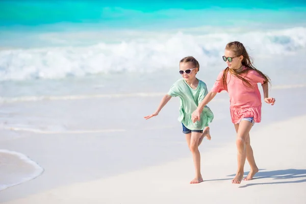 Urocze małe dzieci grać razem na plaży — Zdjęcie stockowe