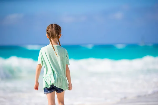 Rückansicht des entzückenden kleinen Mädchens am Strand — Stockfoto