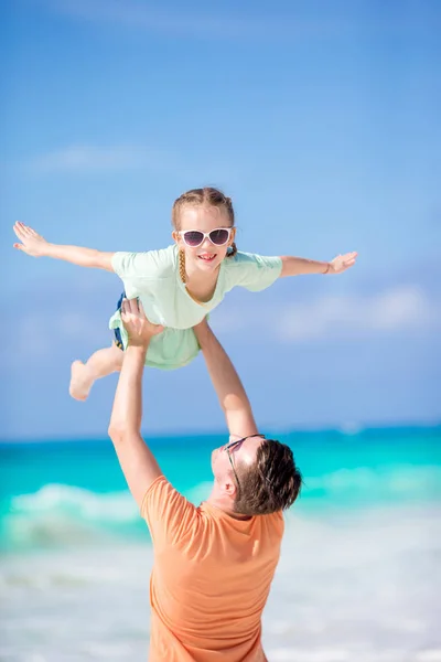 Ragazzina e papà felice si divertono durante le vacanze al mare — Foto Stock