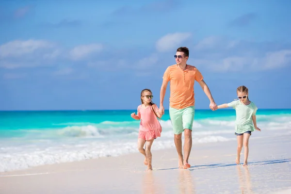 Familia caminando en la playa tropical blanca en la isla caribeña — Foto de Stock