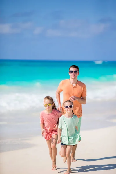 Familie op witte tropisch strand hebben een heleboel plezier — Stockfoto
