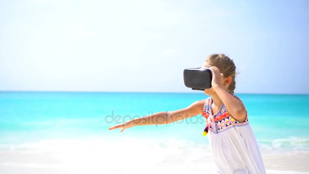 Menina bonito usando óculos de realidade virtual VR — Vídeo de Stock