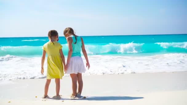 Imádnivaló kis gyerekek együtt játszanak a strand sekély vízben — Stock videók