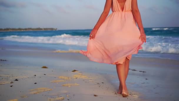 Krásná žena na letních prázdnin na bílé pláži. Detail ženské nohy. Zpomalený pohyb — Stock video