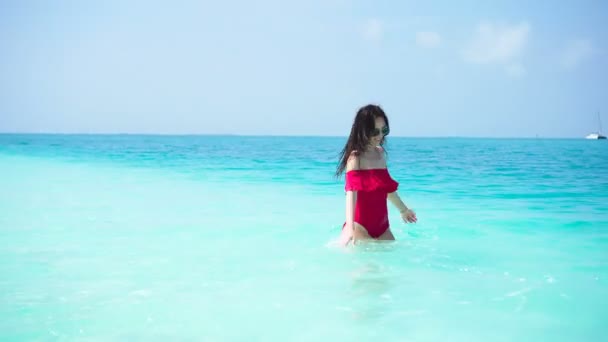 Mooie jongedame veel plezier in schone zee met turquoise water. Gelukkig meisje geniet van haar exotische tropische vakantie-eiland — Stockvideo