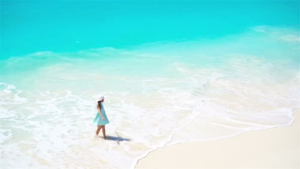 Adorável menina na praia se divertindo muito em águas rasas — Vídeo de Stock