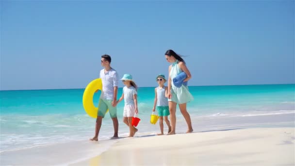 Familia feliz en una playa tropical — Vídeos de Stock