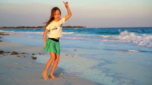 Adorable niña feliz en la playa blanca al atardecer — Vídeos de Stock