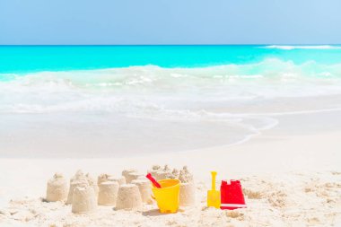 Sandcastle plastik çocuklar oyuncak ve deniz arka plan beyaz Beach