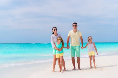 Tropikal bir plajda Dört Kişilik Aile