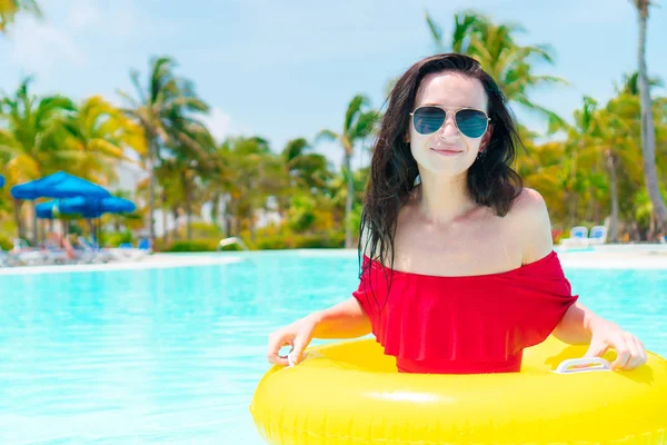 Schöne junge Frau entspannen im Schwimmbad. Rückansicht eines Mädchens im Außenpool eines Luxushotels — Stockfoto