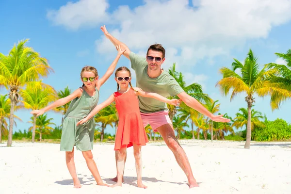 Familjen går på vita tropisk strand på karibisk ö — Stockfoto