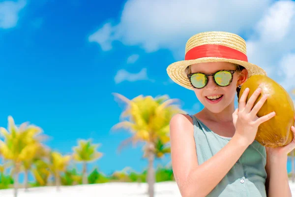 Menina feliz com coco grande na praia — Fotografia de Stock