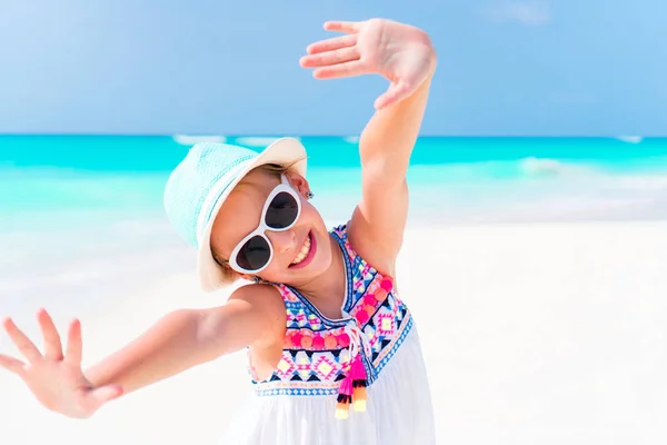 Retrato de niña adorable en la playa durante las vacaciones de verano —  Fotos de Stock