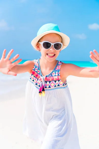 Portrait of adorable little girl at beach during summer vacation — Stock Photo, Image