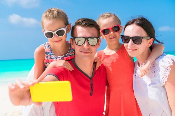 Jonge mooie familie selfie portretje op het strand — Stockfoto