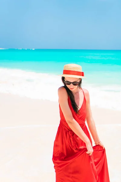 Mooie vrouw aan tropische kust. Jong meisje in een mooie jurk achtergrond de zee — Stockfoto