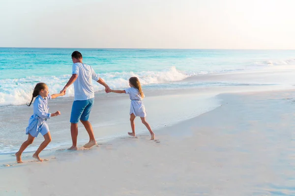 Família caminhando na praia tropical branca na ilha caribenha — Fotografia de Stock