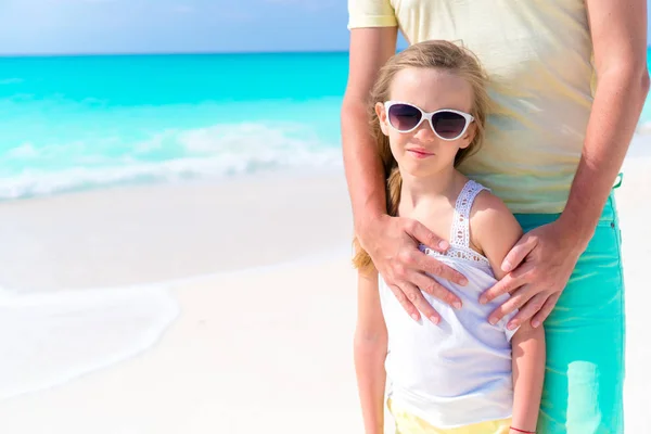 Портрет маленькой очаровательной девочки и молодого отца на тропическом пляже — стоковое фото
