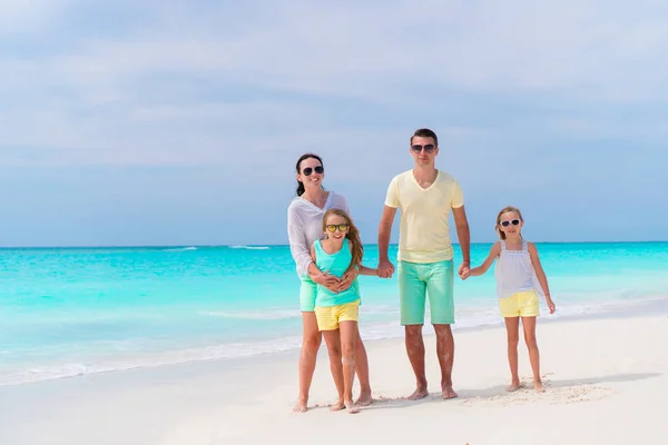 Семья из четырех человек на тропическом пляже — стоковое фото