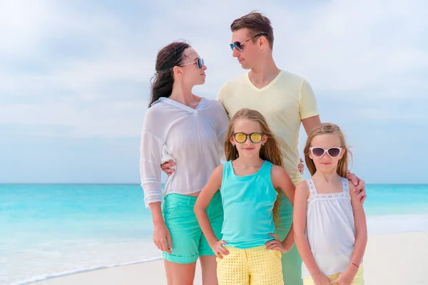 Vacaciones familiares en playa — Foto de Stock