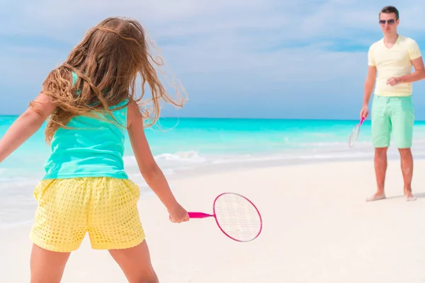 Küçük kız baba ile tatil Plaj tenisi oynamak — Stok fotoğraf