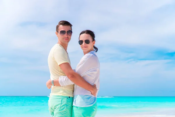 Young couple on white beach during summer vacation. Happy lovers enjoy their honeymoon — Stock Photo, Image