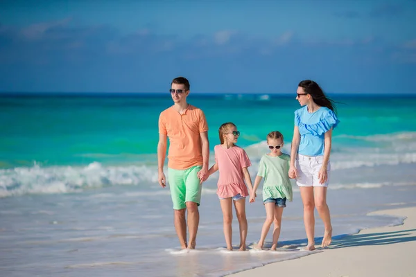 Vacaciones familiares en playa — Foto de Stock