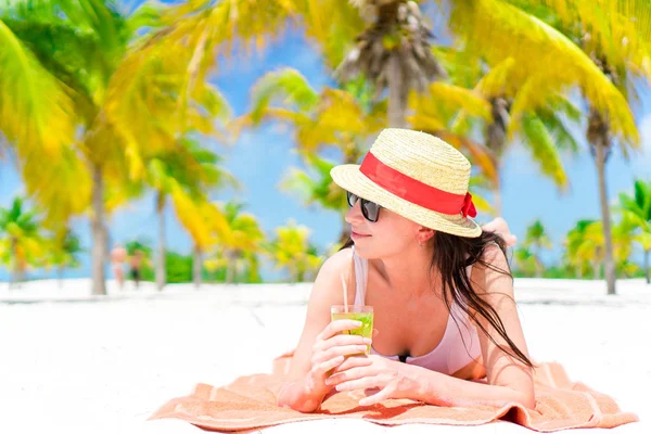 Jeune belle femme se détendre avec un cocktail sur la plage tropicale blanche — Photo