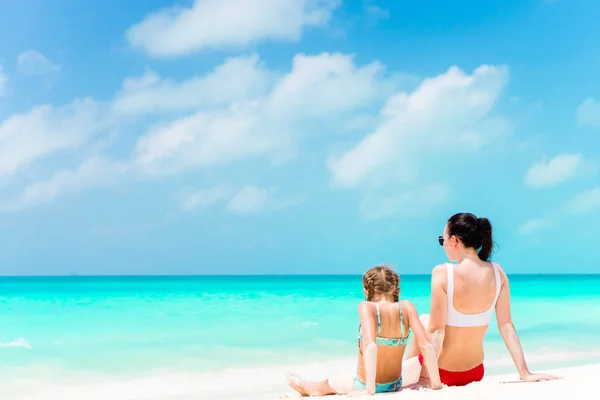 Little cute girl i młoda matka na tropikalnej plaży — Zdjęcie stockowe