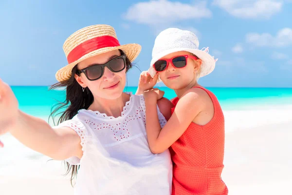 Mãe e criança tomando selfie na praia tropical — Fotografia de Stock