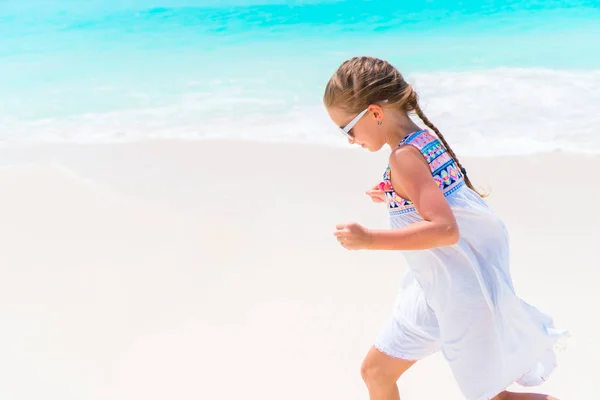 Carino bambina in abito bianco in spiaggia durante le vacanze caraibiche — Foto Stock