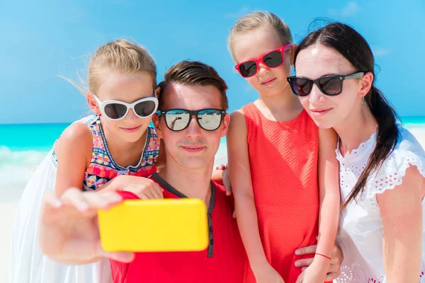 Joven familia tomando selfie retrato en la playa — Foto de Stock