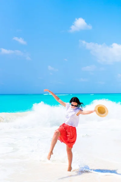 Young beautiful woman on tropical white beach — Stock Photo, Image