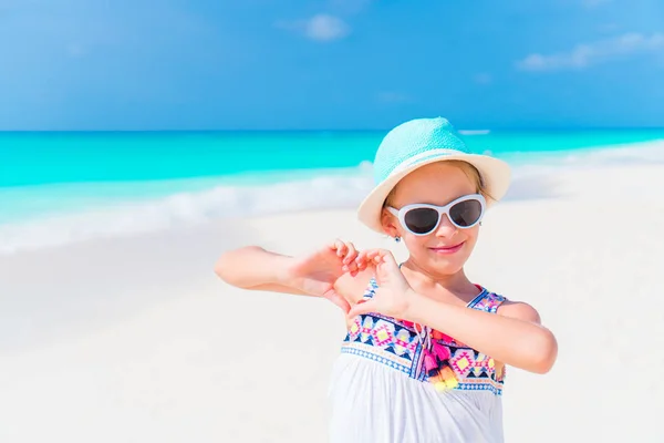 Malá holčička v klobouku chůzi na pláži během dovolené v Karibiku — Stock fotografie
