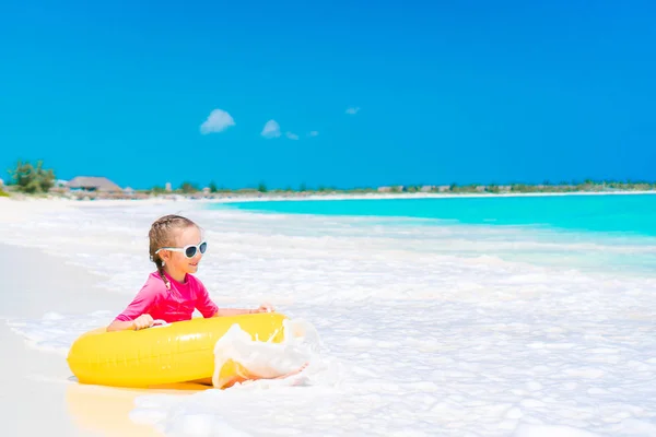 Schattig klein meisje dat plezier heeft op het strand — Stockfoto