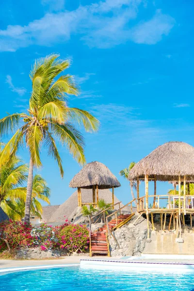 Vackra lyxiga landskapet runt poolen på hotel resort — Stockfoto