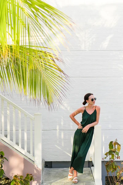 Krásná žena venku na tropickou dovolenou — Stock fotografie