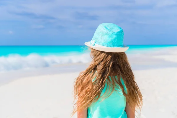 Bambina in cappello che cammina in spiaggia durante le vacanze caraibiche — Foto Stock