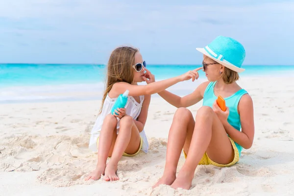 Děti použití sluneční krém na sebe na pláži. Koncepce ochrany před ultrafialovým zářením — Stock fotografie