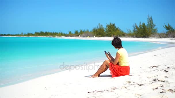 Mujer joven con teléfono celular durante las vacaciones en la playa tropical. Turista usando smartphone móvil . — Vídeo de stock